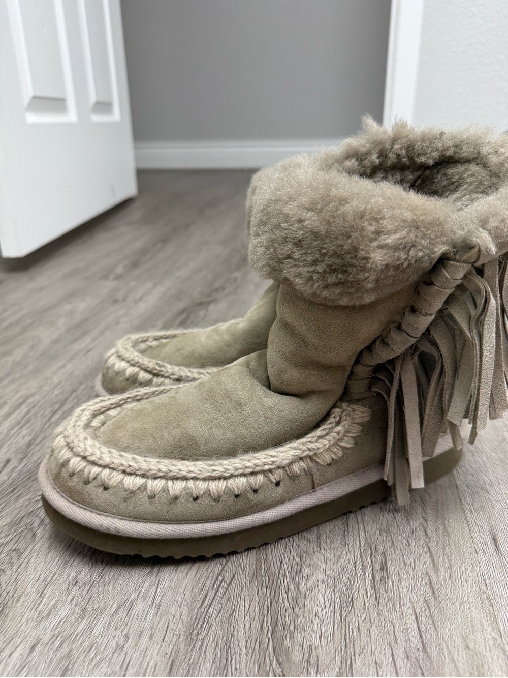Women’s MOU Shearling Fringe Moccasin Boot - Taupe - Picture 9 of 9
